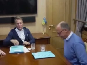 Макрон и Мерц что-то прячут от журналистов