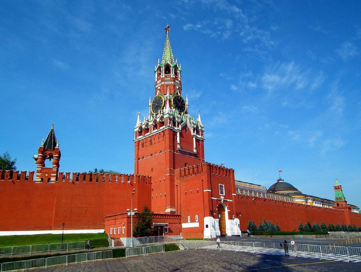 «Дело масштабирования»: православные кресты вернулись в эмблему Кремля