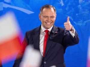 На президентских выборах в Польше победу одержал Кароль Навроцкий, оппозиционный кандидат от партии «Право и справедливость». Политику удалось набрать во втором туре 50,89% голосов. По данным СМИ, соперник Навроцкого – либеральный кандидат и мэр Варшавы Рафал Тшасковский, набрал 49,11% голосов. 42-летний Навроцкий известен тем, что обещал полякам - «нормальную Польшу без нелегальных мигрантов». Он выступает против членства Украины в ЕС и НАТО. А в апреле 2025 года заявлял, что глубоко разочарован Владимиром Зеленским. Он считает, что тот недооценил огромные усилия поляков в вопросе помощи Киеву. Навроцкий во время избирательной кампании выражал готовность сесть за стол переговоров с Владимиром Путиным. При этом с 2024 года он в уголовном розыске в России по делу об уничтожении и повреждении памятников советским воинам. Навроцкий возглавляет Институт национальной памяти и, как историк, изучал тему антикоммунистического сопротивления в Польше. Попутно Навроцкий критикует и Россию. Эксперты же считают, что новый польский лидер может лишить Украину безоговорочной поддержки со стороны Варшавы. Об этом пишет Conversation. Он демонизирует украинских беженцев в своей стране, добавляют журналисты. Такая позиция Навроцкого соотносится с тем, что среди поляков падает поддержка украинцев, сообщает Reuters. Политик же ссылается на свой предвыборный лозунг – «Польша прежде всего» Кстати, дочка нового президента Польши стала звездой соцсетей. Когда Кароль Навроцкий выступал с речью, девочка по имени Касиа строила рожицы, показывала всем сердечки и всячески развлекала публику. Сейчас с Касией создают уморительные ролики. Как писал ранее Topnews, польские журналисты резко раскритиковали операцию «Паутину», в ходе которой Украина ударила по военным объектам России. В СМИ отмечается, она может стать фатальной для украинского президента Владимира Зеленского.