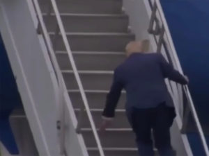 Трамп споткнулся