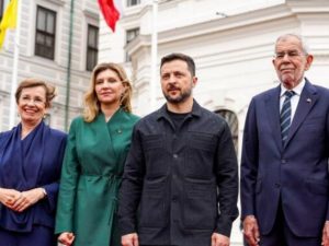 СМИ: Зеленский в Вене оставил жену мокнуть под дождем