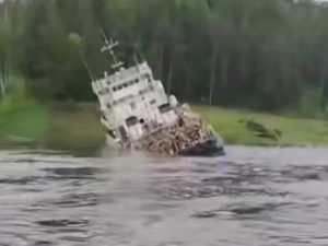 Под Красноярском тягач сел на мель, вылив в Енисей 30 тонн солярки: опубликовано видео
