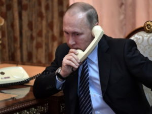 Путин звонит по телефону