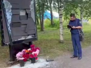 На Урале мужчина кувалдой разбил медиаэкран с именами бойцов СВО