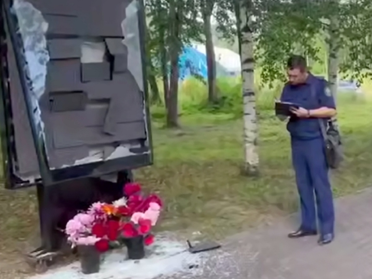 На Урале мужчина кувалдой разбил медиаэкран с именами бойцов СВО