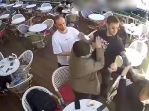 Футболист Смолов избил мужчин в «Кофемании», где подрались Кокорин и Мамаев