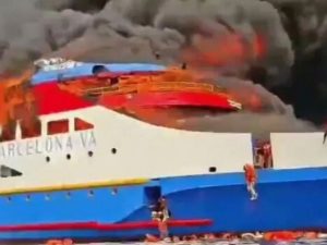 Мощный пожар на пароме в Индонезии попал на видео: есть жертвы