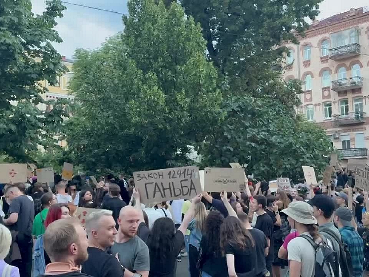 «Крупно просчитался»: по Украине прокатилась волна протестов против нового закона Зеленского