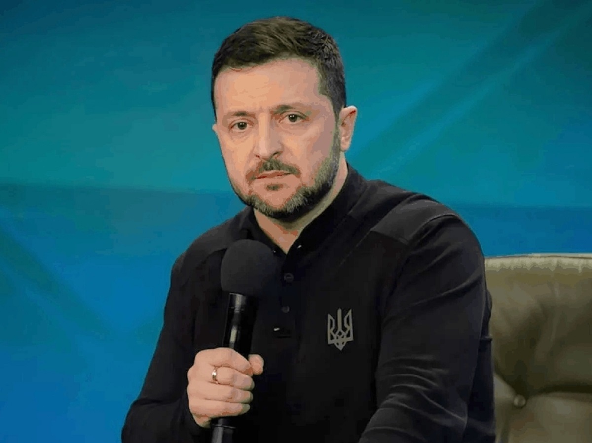 Украинский президент пытается удержать фронт.