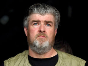 Брат Ноэля и Лиама Галлахеров обвинен в изнасиловании с удушением