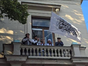 Введенный талибами флаг Афганистана впервые вывесили над посольством в Москве.