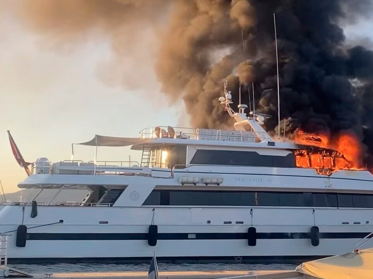 Горящая в порту Сен-Тропе Sea Lady II