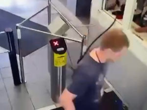 Сотрудник петербургского завода напал на коллег и ранил их из лука