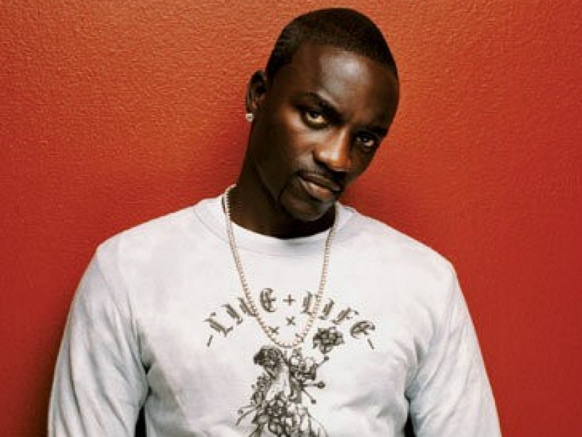 Рэп-звезду Akon заперли в люксовом туалете из-за угрозы атаки БПЛА в Сочи