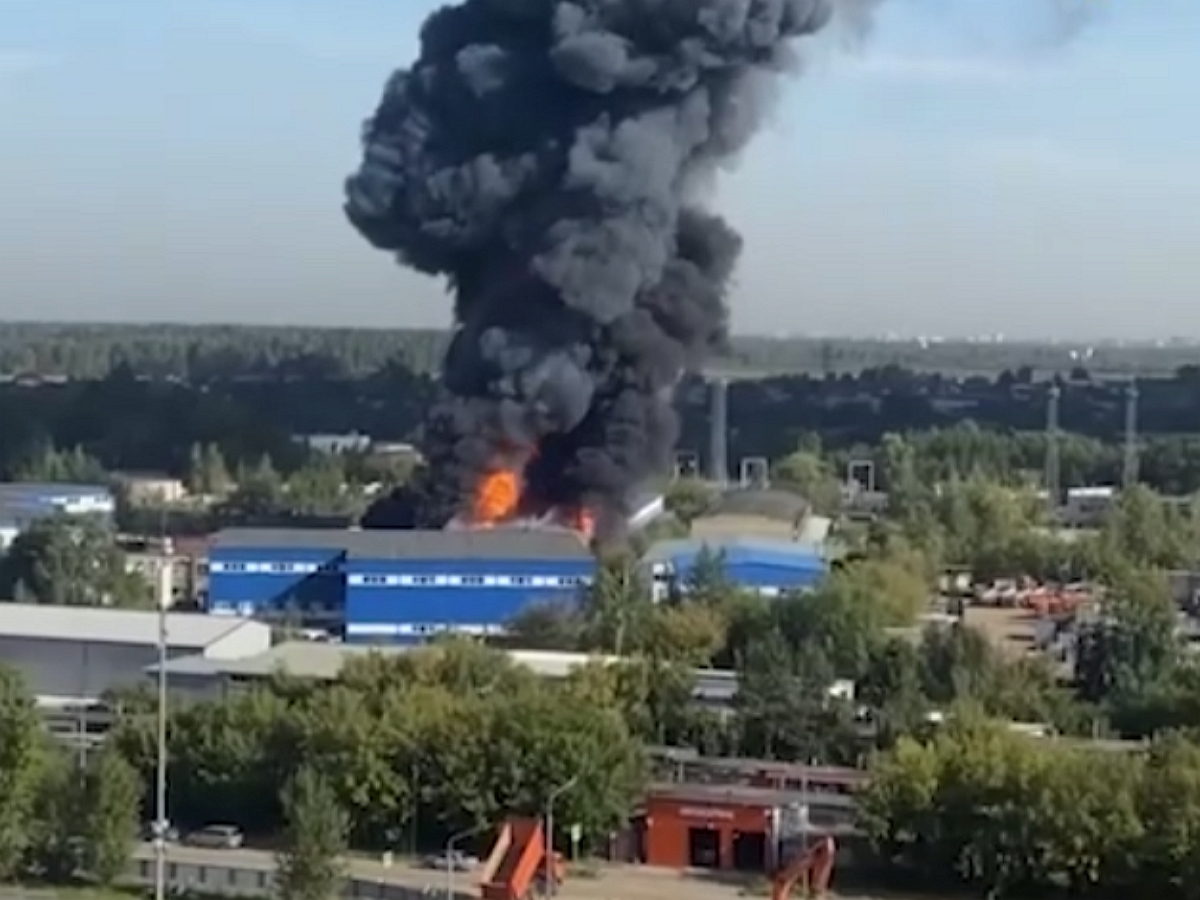 В подмосковной Балашихе разгорелся мощный пожар: гремят взрывы