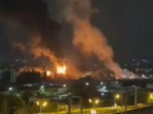 БПЛА ВСУ атаковали Сочи: мощный пожар на нефтебазе тушат 127 человек