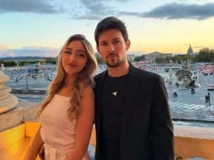 «А не слипнется?»: сладкий подарок Павла Дурова его девушке обсуждают в Сети