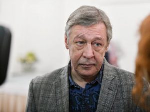 СМИ: Михаиле Ефремов подарил квартиру семье, с которой воевал несколько лет