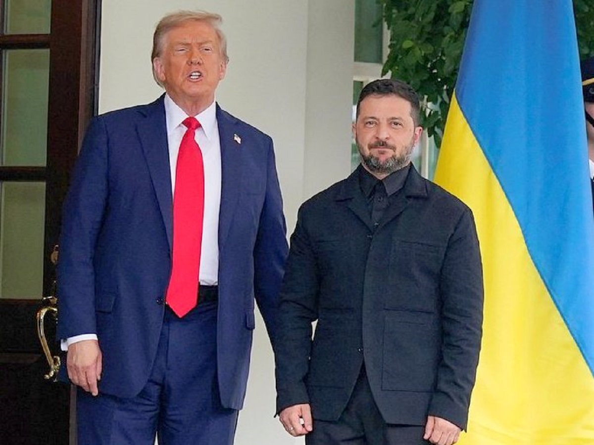 Дипломат из США и экс-советник вице-президента США Камалы Харрис по национальной безопасности Филип Гордон высказался об отношениях Америки и Украины. Именно эту формулу могут использовать американские власти в переговорах с Киевом. Об этом Гордон рассказал в беседе с агентством Bloomberg. По словам Гордона, Конгресс США может применить формулу Тайваня. Использовать эту формулу Америка сможет, опираясь на соглашение о безопасности. Документы был подписан в 2024 году. «Такой закон не будет равнозначен оборонному договору, подобному договору НАТО. Но он официально закрепит обязательство Америки вооружать и снабжать Украину, оставив открытой возможность вмешательства США на ее стороне в случае будущего кризиса», — заключил дипломат. Тем временем, эксперты признают – подход команды Трампа к Украине отличается от того, что действовал при Байдене. По словам Мэтью Уитакера, подход администрации Трампа в вопросе поставок вооружения ВСУ отличается от его предшественника. Такое мнение он озвучил в эфире Fox News. Первое отличие – за оружие для Киева не платят американские налогоплательщики. В это же время США каждый месяц отправляют Украине вооружение на 1 млрд долларов. Это происходит за счет союзников НАТО. Второе отличие – американцы начали говорить с русскими. «Этого не было при администрации Байдена», — добавил он Уитакер. США также предоставляет Украине возможности для нанесения более глубоких ударов по России. Скорее всего, украинцы в скором времени этим воспользуется и это отличается «от того, что делал Байден», добавил эксперт. Как писал ранее Topnews, Дональд Трамп может быстро отменить антироссийские санкции. При этом Россия должна выполнить единственное условие, которое всерьез волнует администрацию Белого дома. Об этом пишет агентство Reuters.