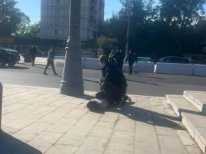 СКР: в Москве иностранец напал на полицейских с ножом и коктейлем Молотова