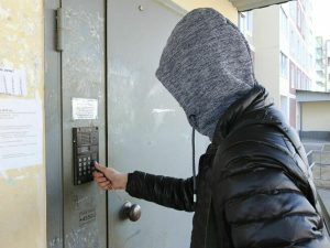 Мошенники придумали двухэтапную схему с получением кода от домофона