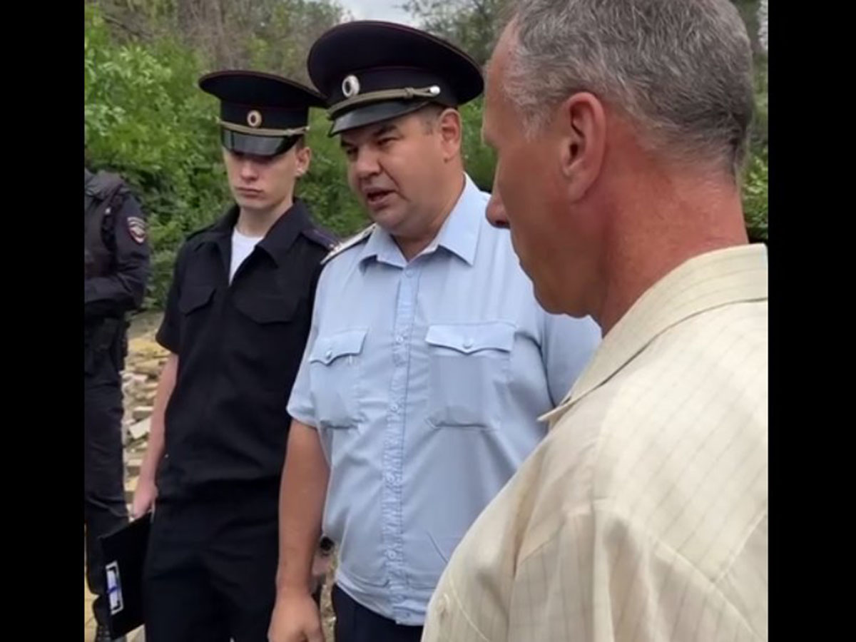 Baza: в Саратове полицейский пригрозил расстрелом защищавшим парк людям