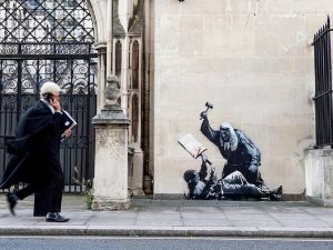 Личность Бэнкси могут раскрыть: новый стрит-арт оскорбил власти Британии 