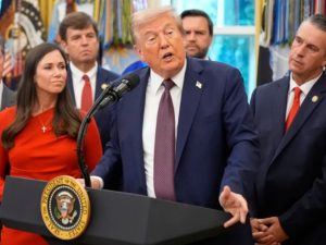Трамп впервые появился на публике после слухов о смерти и сделал заявление