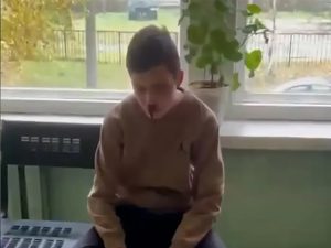 Изрезал ножом