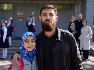 В Хабаровской школе азербайджанец устроил дебош директору из-за запрета на хиджаб для дочери 