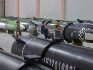Ким Чен Ын накануне поездки в Китай показал фото новых ракет