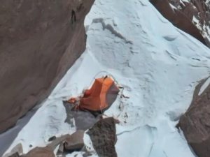 Дрон зафиксировал на видео, что альпинистка Наталья Наговицина мертва