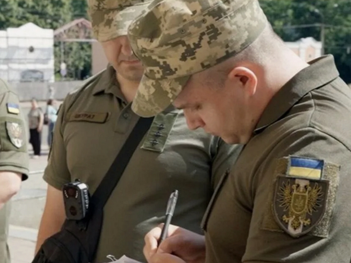 На Украине мужчины расстреляли сотрудников ТЦК их же оружием