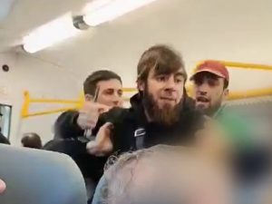 «У него нож»: в Подмосковье трое бородачей напали на контролеров в электричке