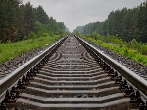 Пять школьниц легли на рельсы перед грузовым поездом для фотосъемки