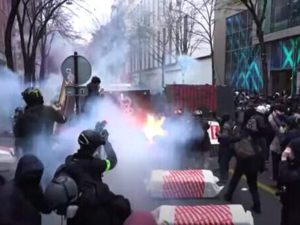 Майдан во Франции: Париж накрыла волна массовых протестов