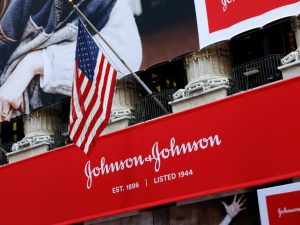 Johnson & Johnson выплатит около $1 млрд из-за смерти пенсионерки