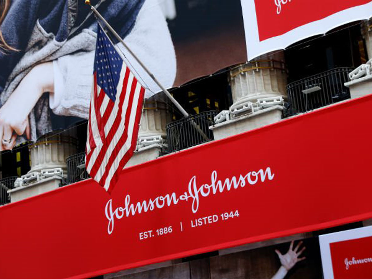 Johnson & Johnson выплатит около $1 млрд из-за смерти пенсионерки
