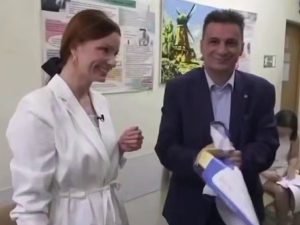 «Нам надо женщин беременных»: чиновник Минздрава растоптал плакат о контрацепции