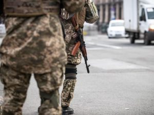 Мобилизованный на Украине устроил стрельбу в ТЦК, ранив двух военных