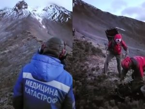 На Камчатке туристы сорвались при подъеме на вулкан, 2 человека погибли