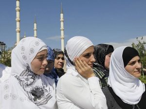В Чечне проведут разъяснительные беседы с женщинами, не носящими платок
