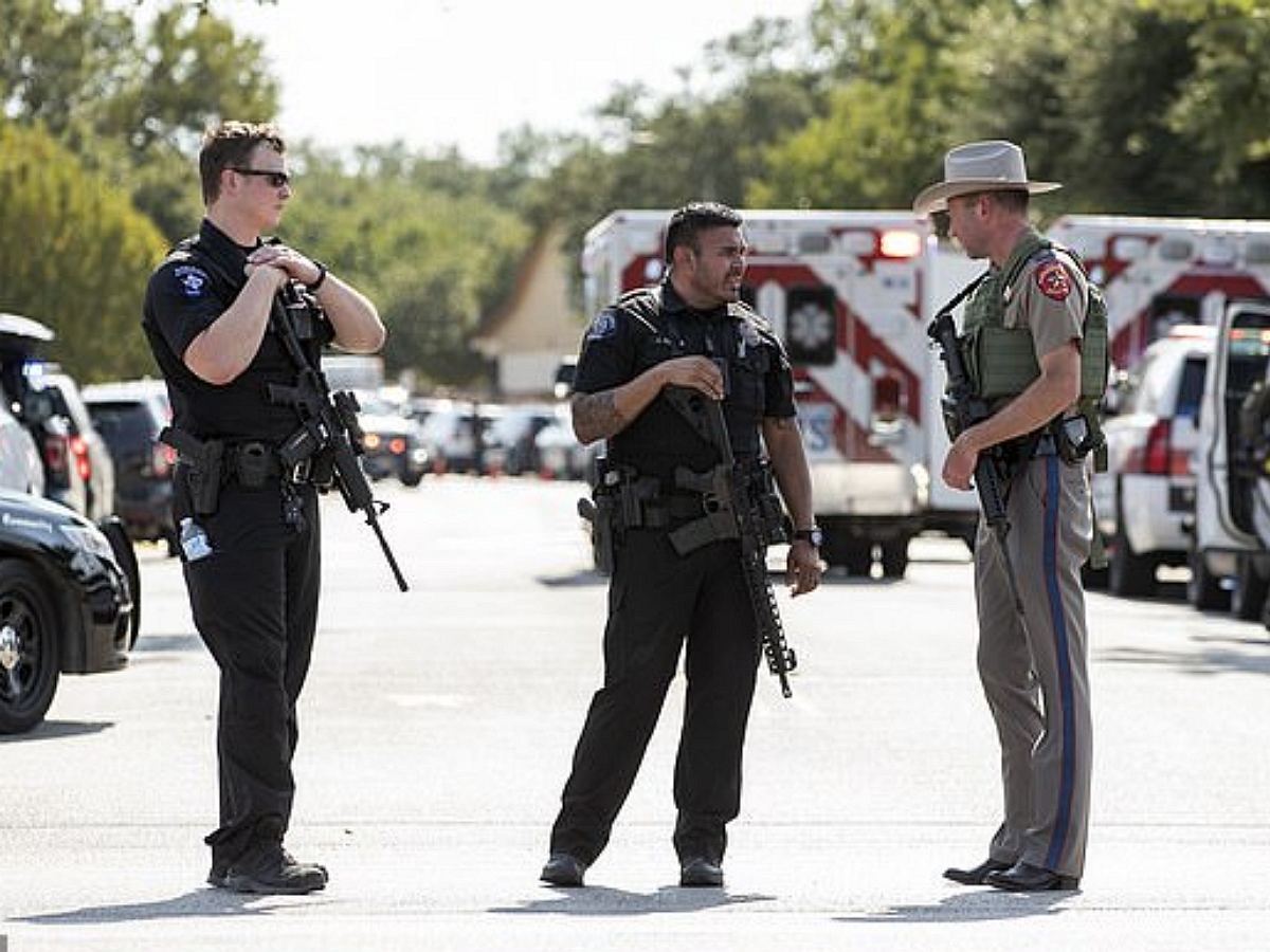 Женщина отравила полицейских листовкой, пропитанной фентанилом