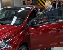 Путин в автосалоне