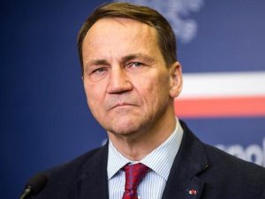 «Воевать будем 3 года»: глава МИД Польши Сикорский привез БПЛА «Герань» в Лондон