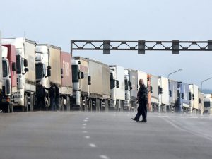 Азербайджан разрешил транзит грузов из России в Армению