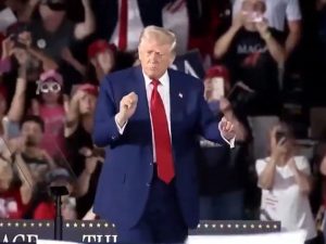 Трамп станцевал перед военными США, которые могут остаться без зарплаты