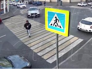 Футбольный арбитр Захаров избил пешехода в Казани и попал на видео