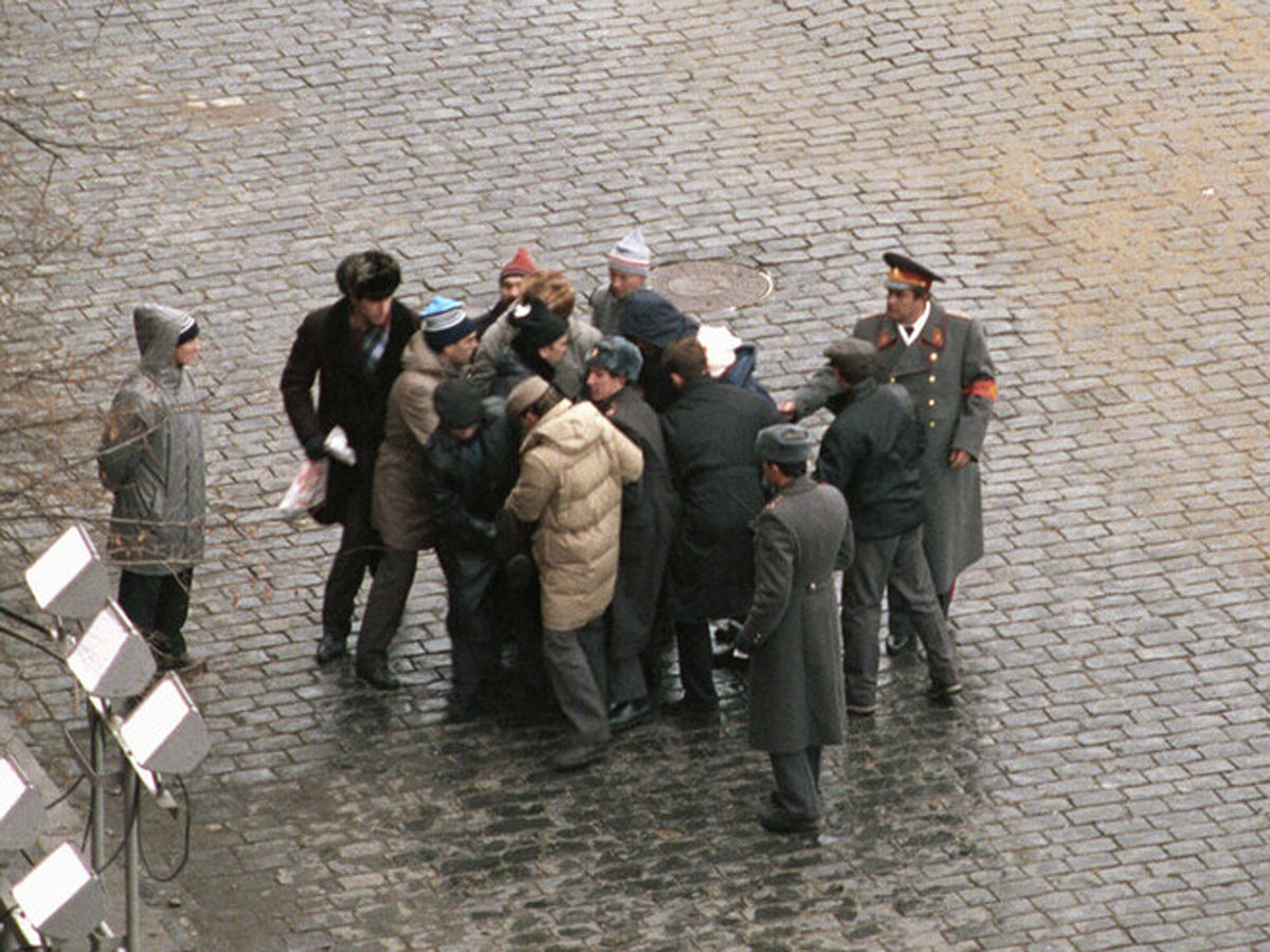 Пули над головой: как 35 лет назад Горбачева чуть не расстреляли на Красной площади