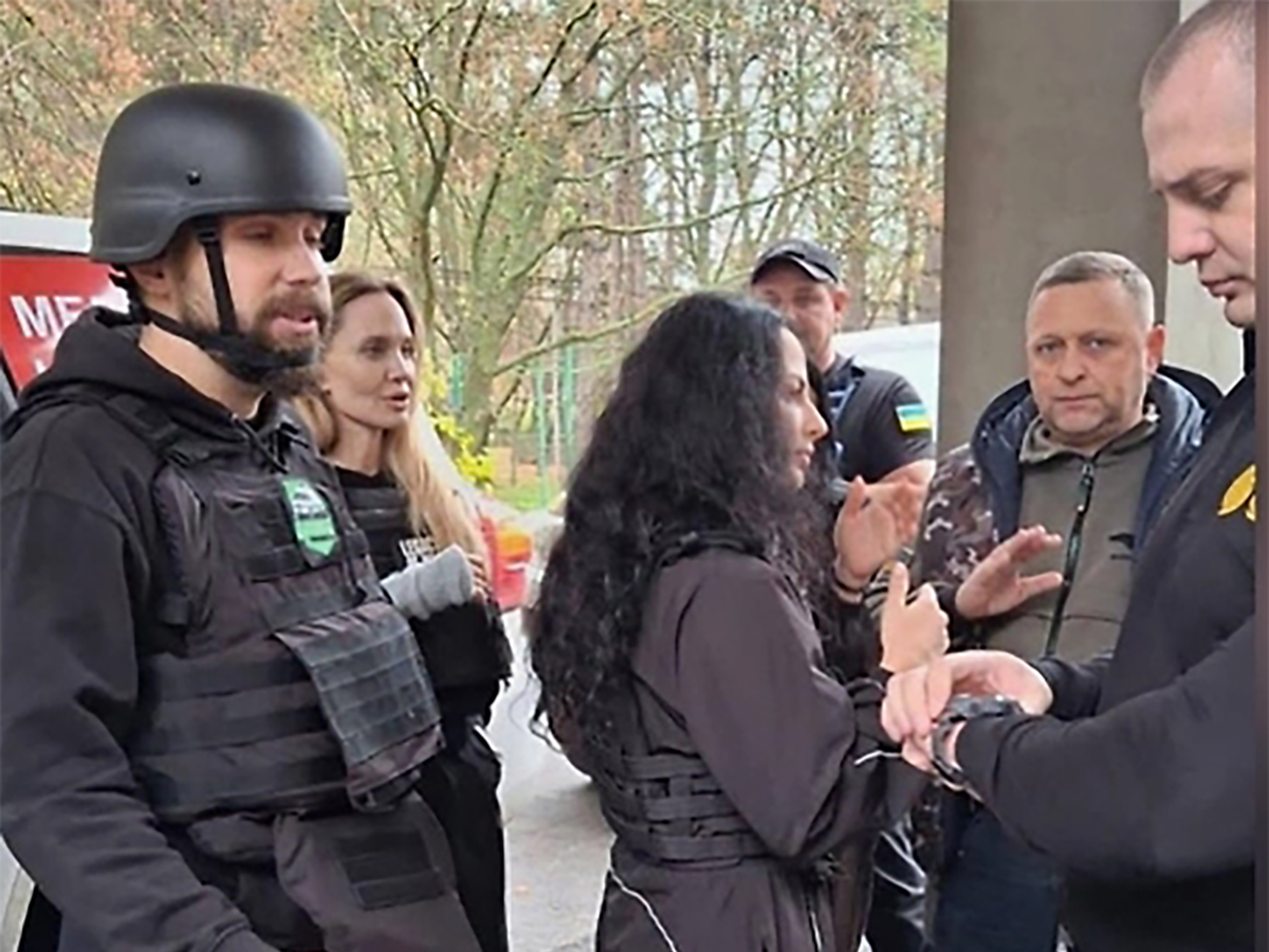 Скандал с охранником Анджелины Джоли в Херсоне и визитом в ТЦК получил неожиданное «пикантное» продолжение Скандал с охранником Анджелины Джоли в Херсоне и визитом в ТЦК получил неожиданное «пикантное» продолжение